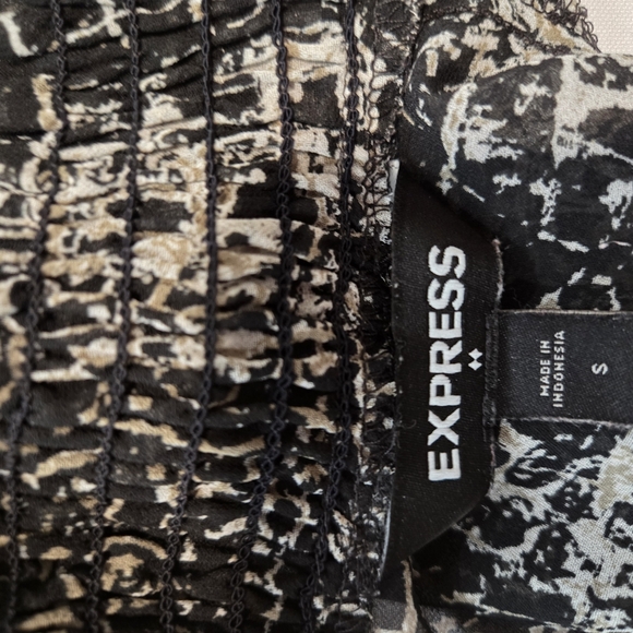 Sleeveless Mock Neck Animal Print Blouse - Picture 11 of 12